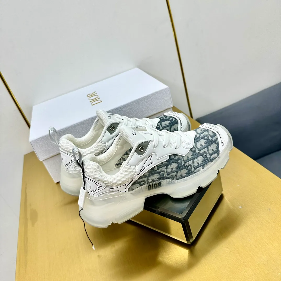 👟👟Ex-factory price 700👟👟 Top version 🌟🌟Dior 2024 spring and summer catwalk new style Vibe iconic fashion modern sports dad shoes CD letter logo Oblique printed pattern lace-up color-blocking thick-soled running shoes Stars' same jelly color casual women's shoes The top high-end version on the market Material: The upper is made of special technology with mesh fabric spliced with metal cowhide + environmentally friendly breathable fabric lining + original molded Tpu combination outsole. Bottom thickness: 4CM Size: 35-40 standard code (34.41 customization is not returnable)